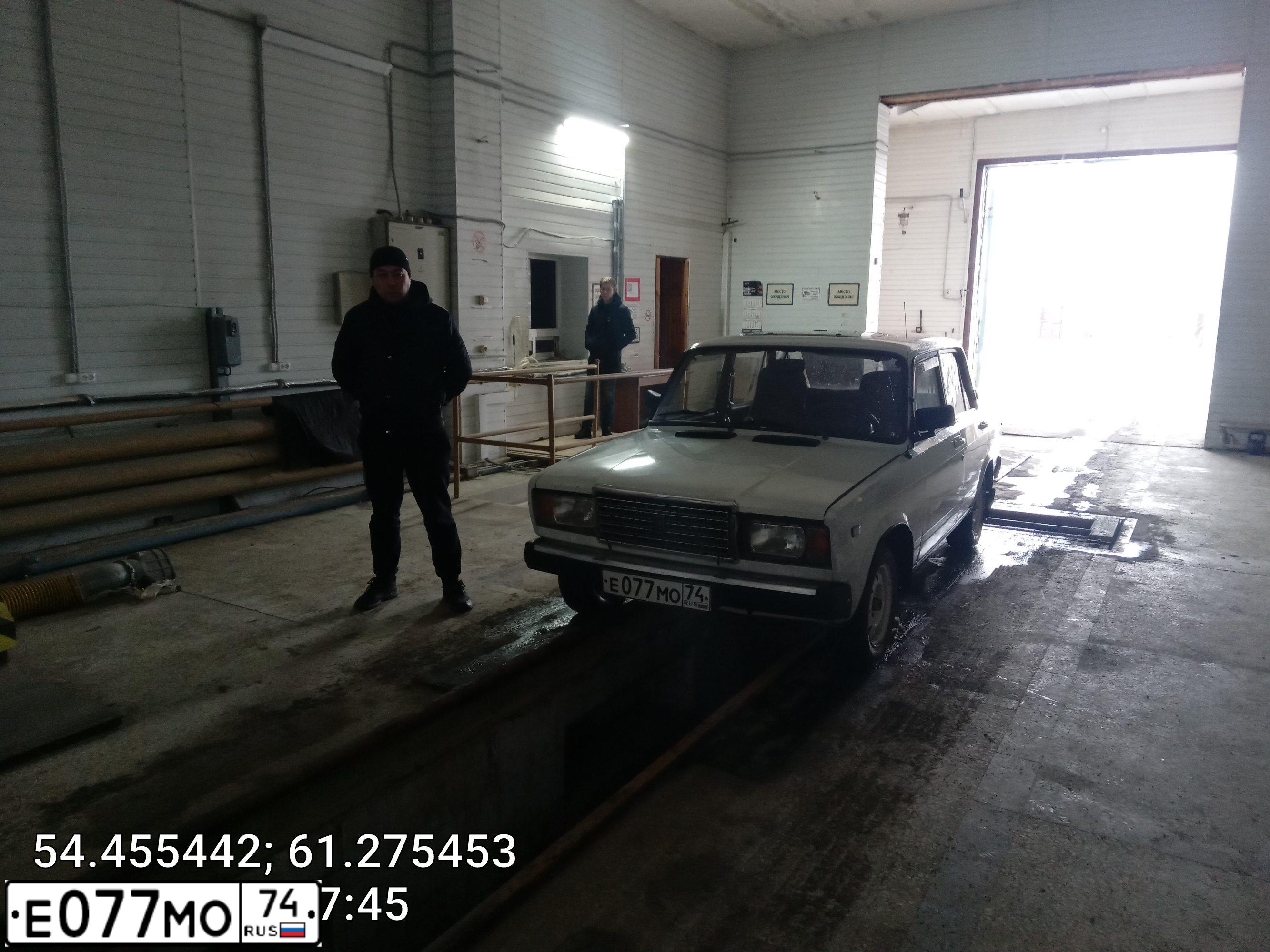 Фото автомобиля LADA 2107, 1996 — госномер Е077МО74. Цвет: БЕЛЫЙ