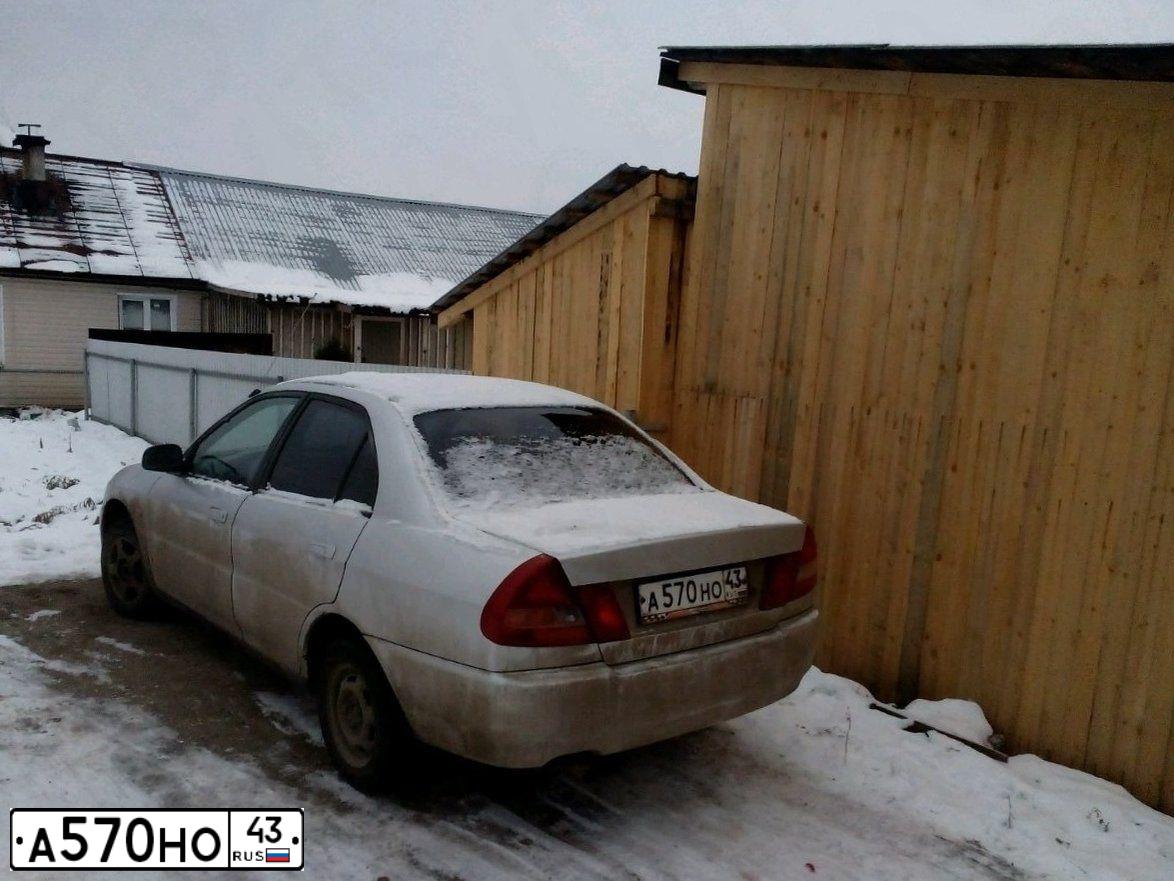 Фото автомобиля MITSUBISHI LANCER, 1997 — госномер Е059КО90. Цвет: СВЕТЛО-СЕРЫЙ