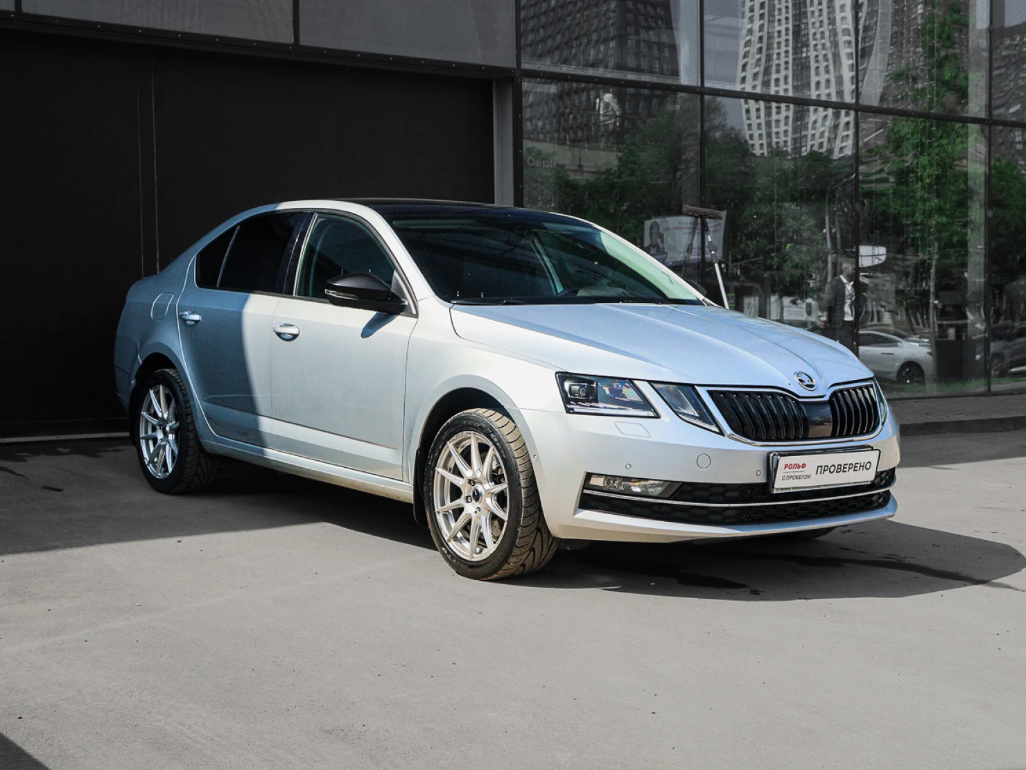 Фото автомобиля SKODA OCTAVIA, 2020 — госномер О599ТМ799. Цвет: СЕРЫЙ-ЧЕРНЫЙ