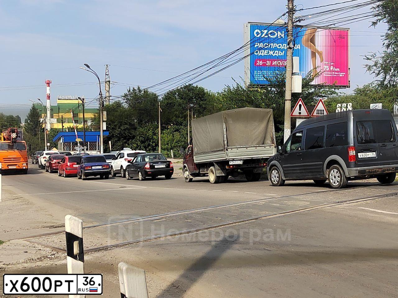Фото автомобиля FORD TOURNEO CONNECT, 2008 — госномер Х600РТ36. Цвет: ТЕМНО-СЕРЫЙ