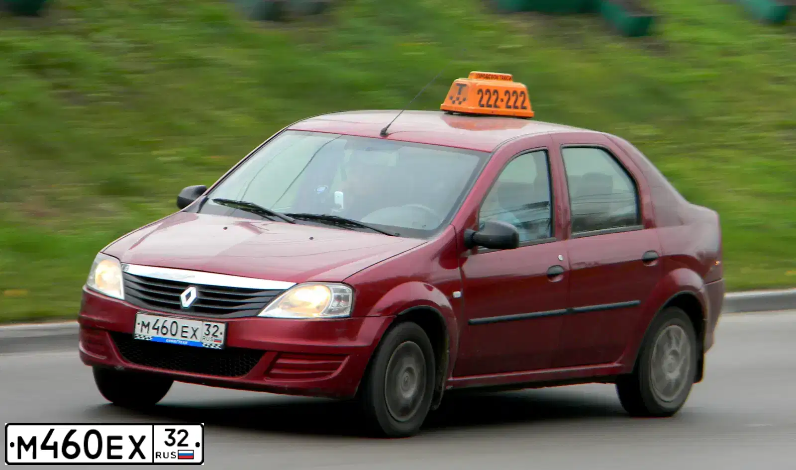 Фото автомобиля RENAULT LOGAN, 2012 — госномер М460ЕХ32. Цвет: БОРДОВЫЙ