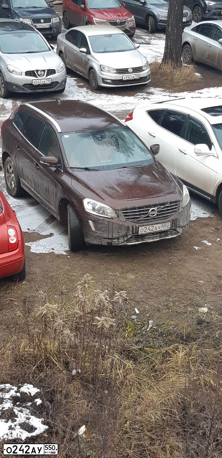 Фото автомобиля VOLVO XC60, 2014 — госномер О242АУ550. Цвет: КРАСНЫЙ