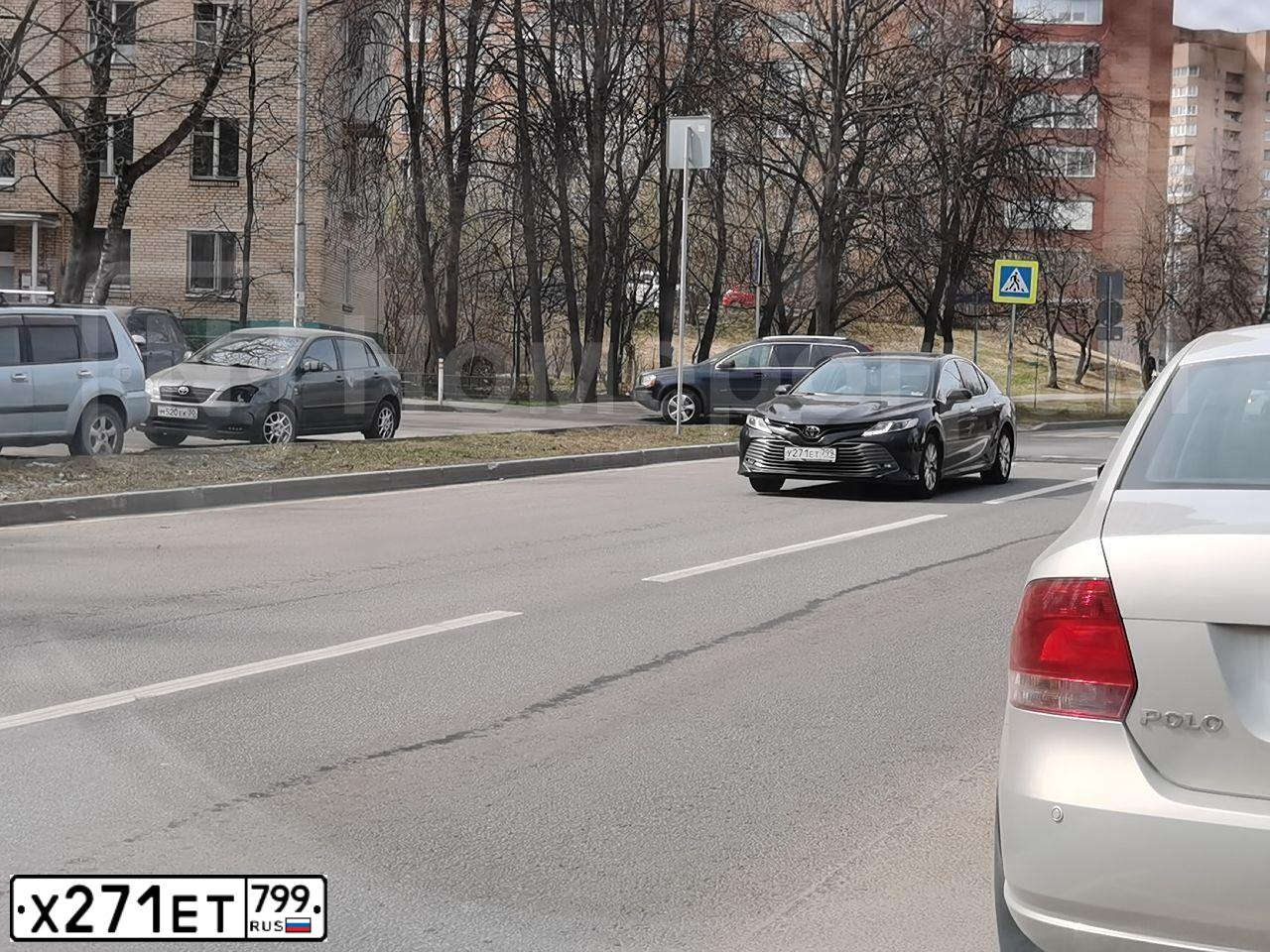 Фото автомобиля SKODA SUPERB, 2018 — госномер Х271ЕТ799. Цвет: Серый