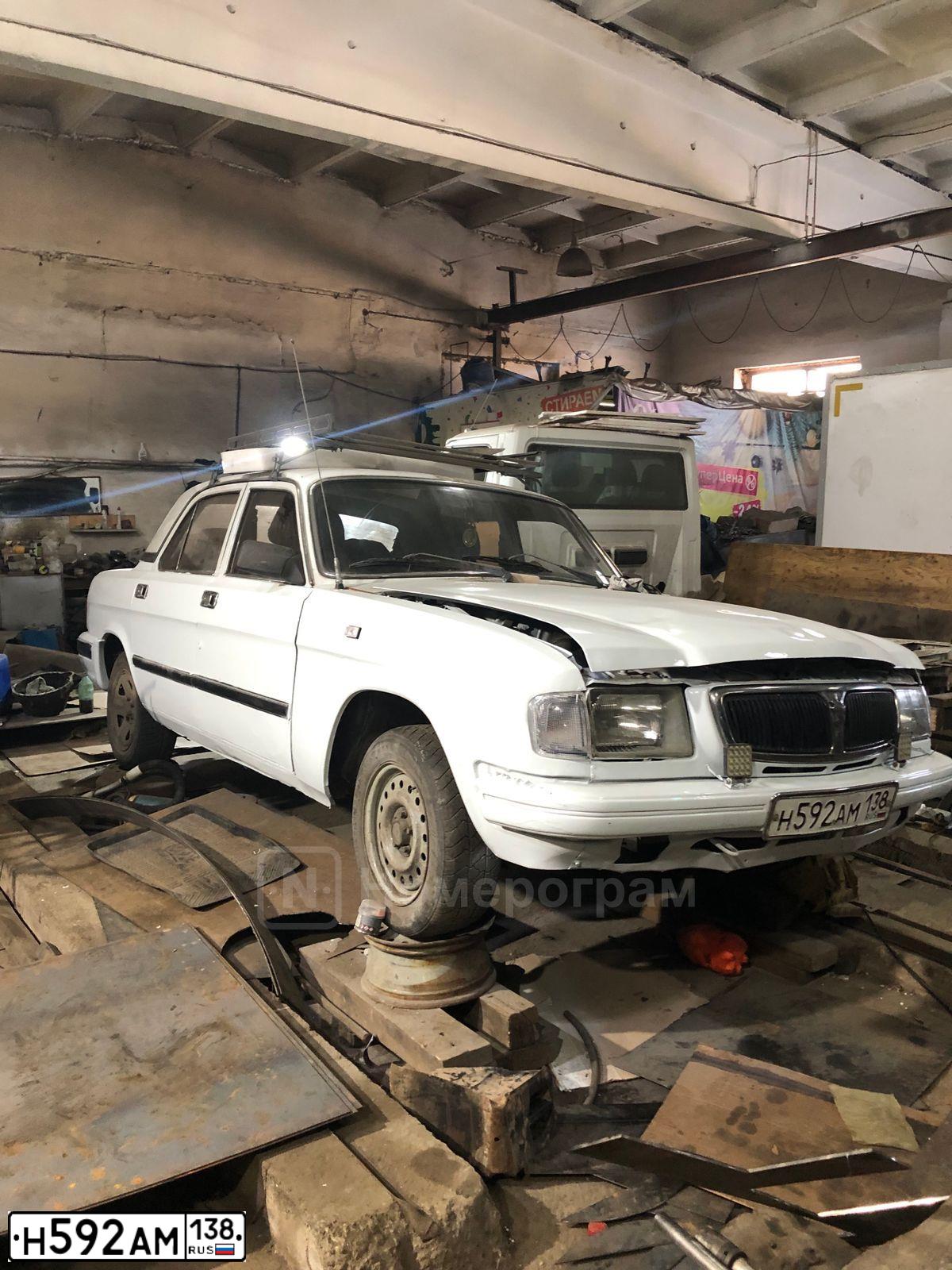 Фото автомобиля GAZ 3110 WOLGA, 2002 — госномер Н592АМ138. Цвет: Белый