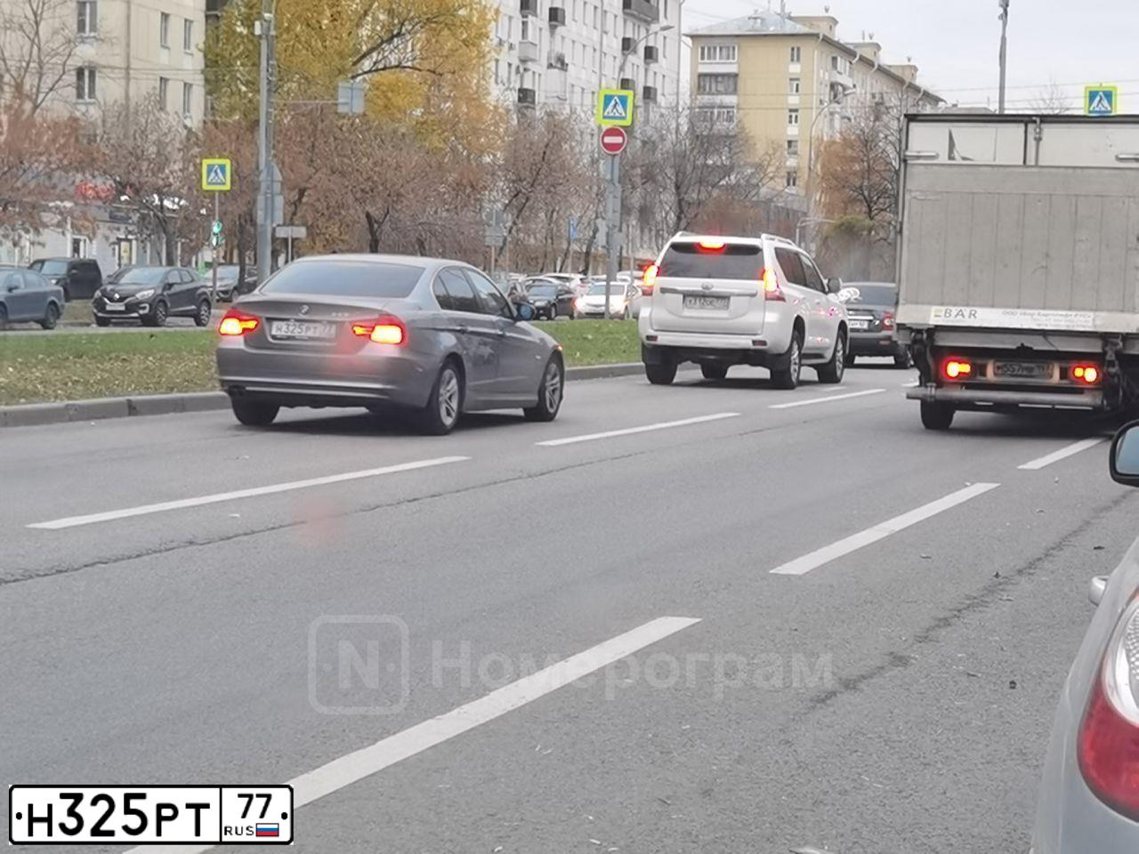 Фото автомобиля BMW 325, 2009 — госномер В638КК136. Цвет: СЕРЫЙ
