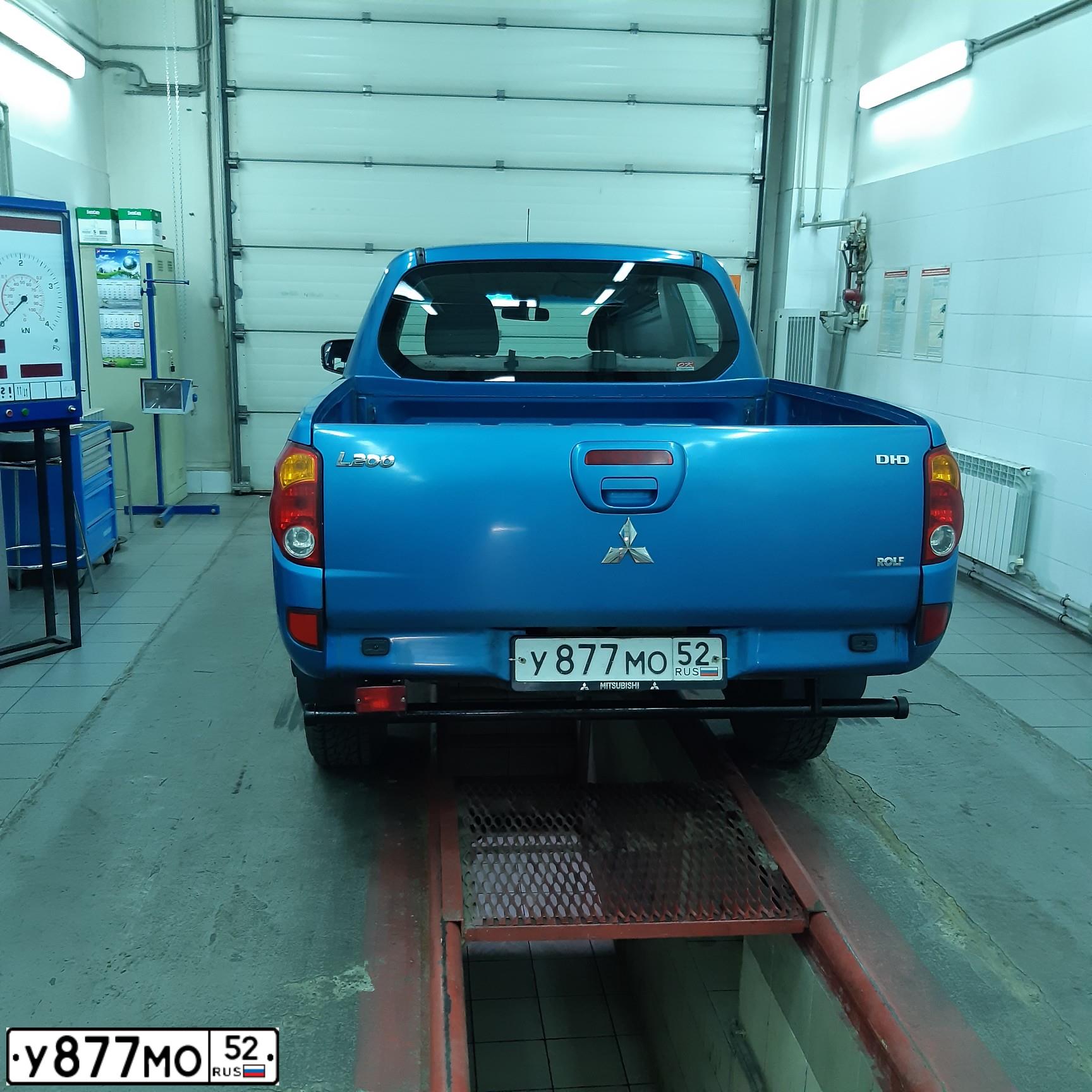 Фото автомобиля MITSUBISHI L 200, 2007 — госномер У877мо52. Цвет: синий