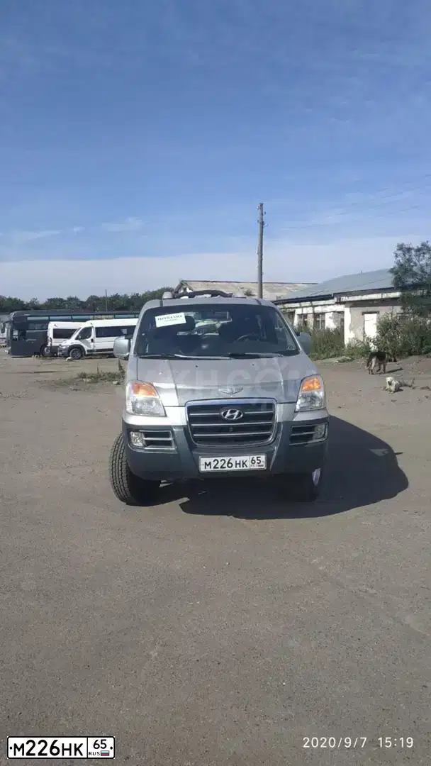 Фото автомобиля HYUNDAI H 1/H 100/STAREX, 2007 — госномер М226НК65. Цвет: СЕРЫЙ