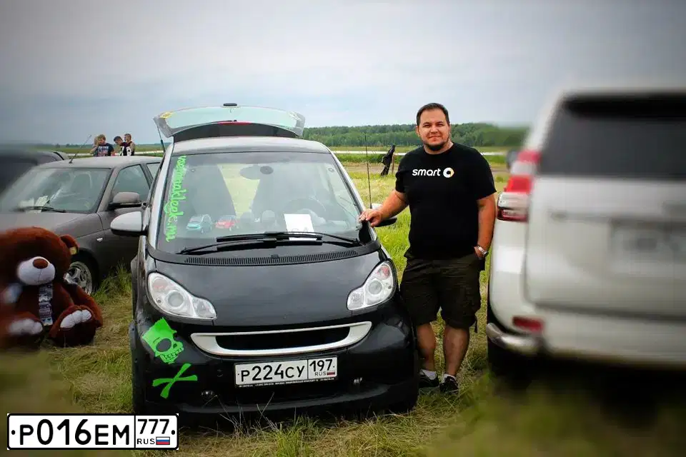 Фото автомобиля SMART FORTWO, 2013 — госномер О335ТУ799. Цвет: голубой