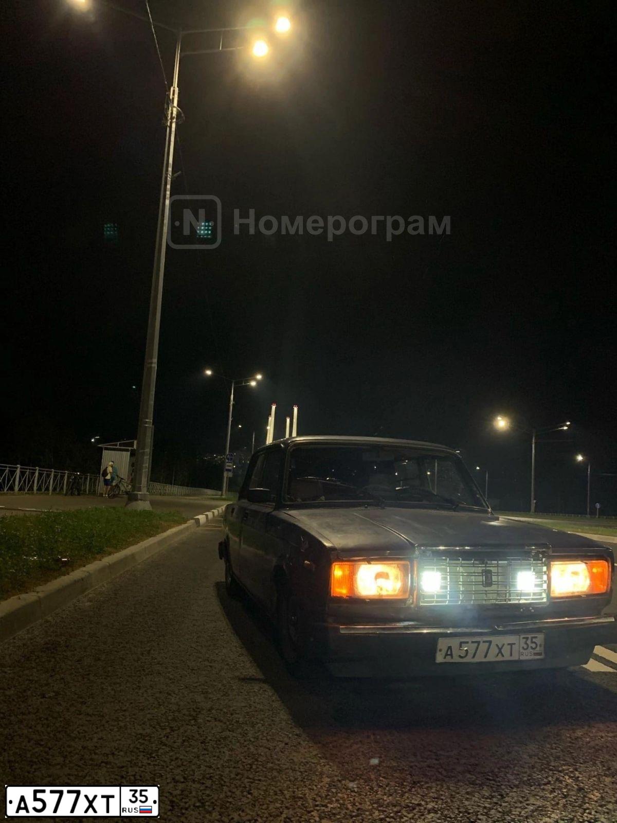 Фото автомобиля LADA 2107 LADA, 2006 — госномер А577ХТ35. Цвет: синий