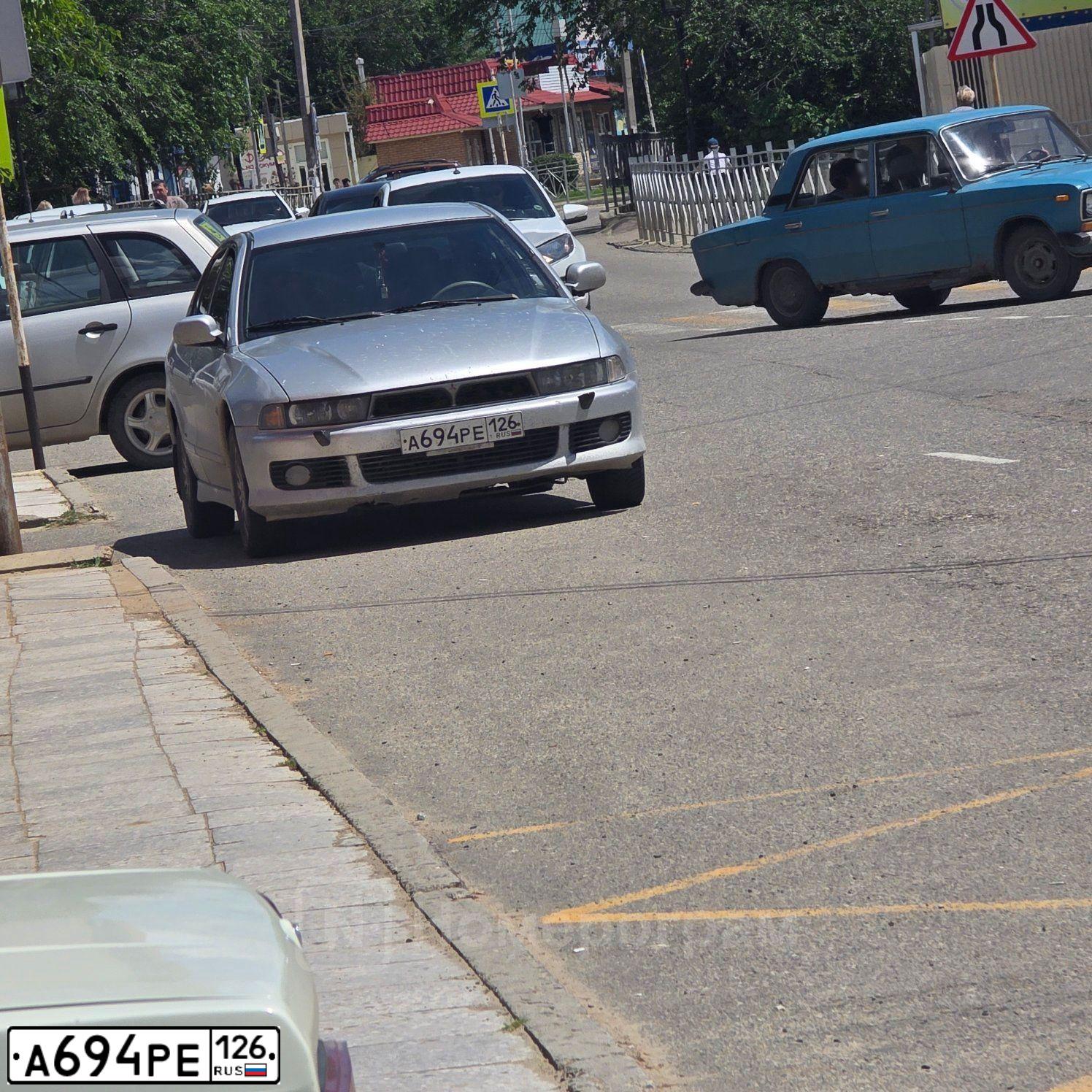 Фото автомобиля MITSUBISHI GALANT, 2000 — госномер Т050СТ26. Цвет: СЕРЕБРИСТЫЙ