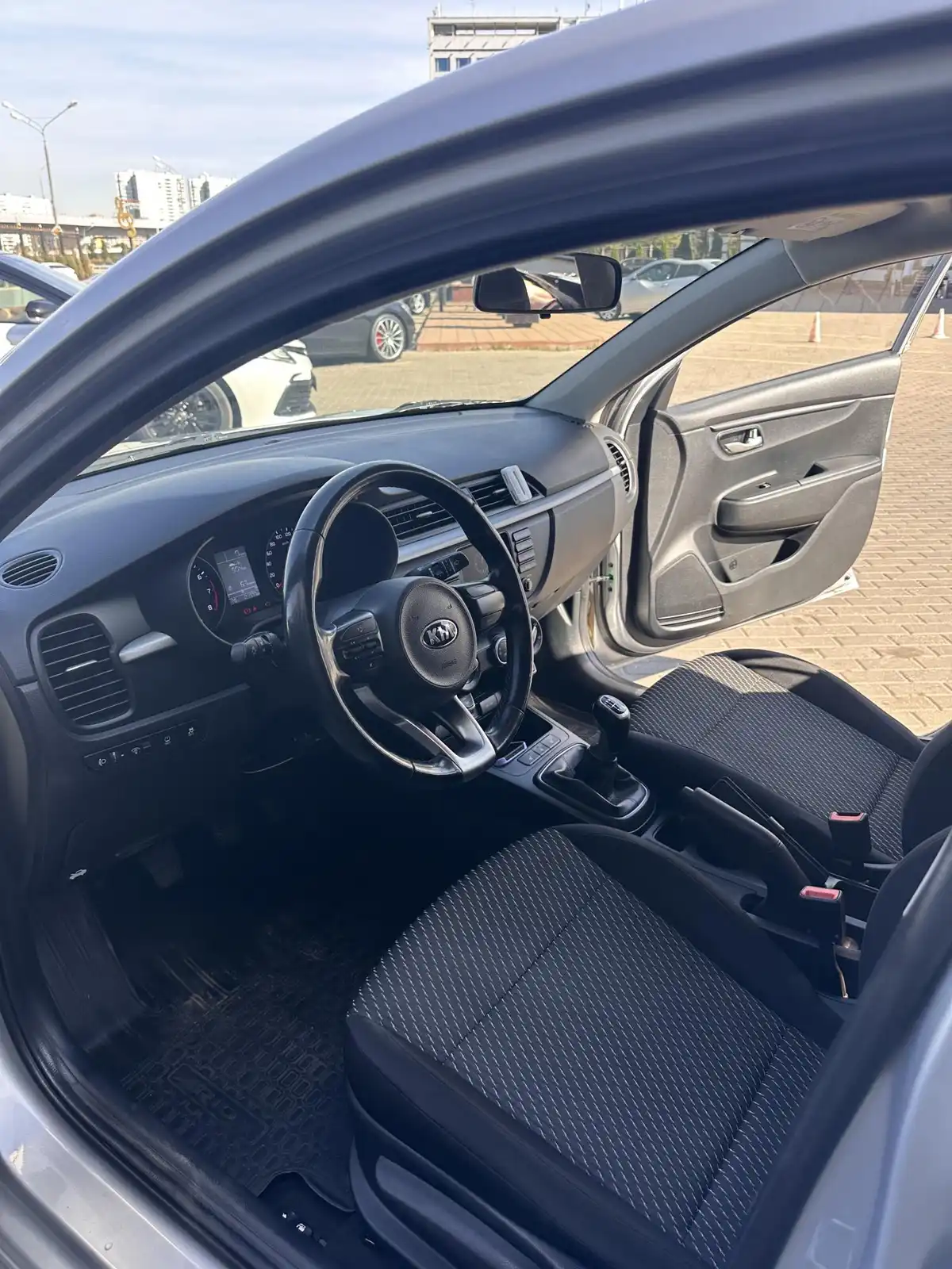 Фото автомобиля KIA RIO, 2017 — госномер Т665СУ797. Цвет: Серебристый