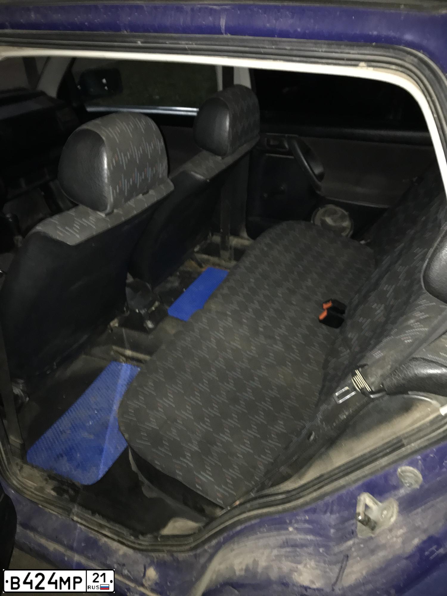 Фото автомобиля VOLKSWAGEN GOLF, 1994 — госномер В424МР21. Цвет: ТЕМНО-СИНИЙ