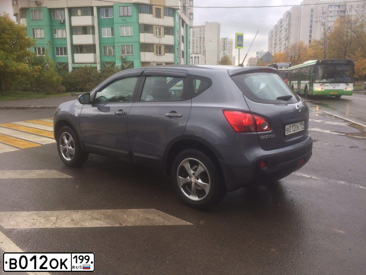 Фото автомобиля NISSAN QASHQAI, 2008 — госномер В012ОК199. Цвет: СЕРЫЙ