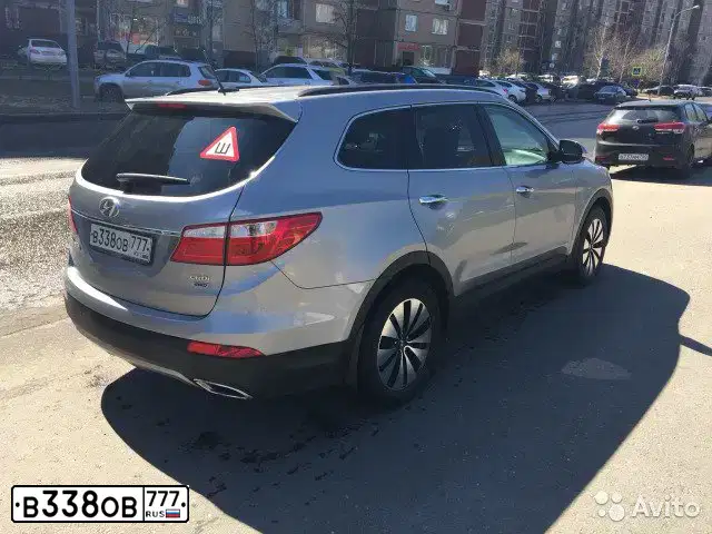 Фото автомобиля HYUNDAI SANTA FE, 2015 — госномер Т376ЕМ799. Цвет: Серый