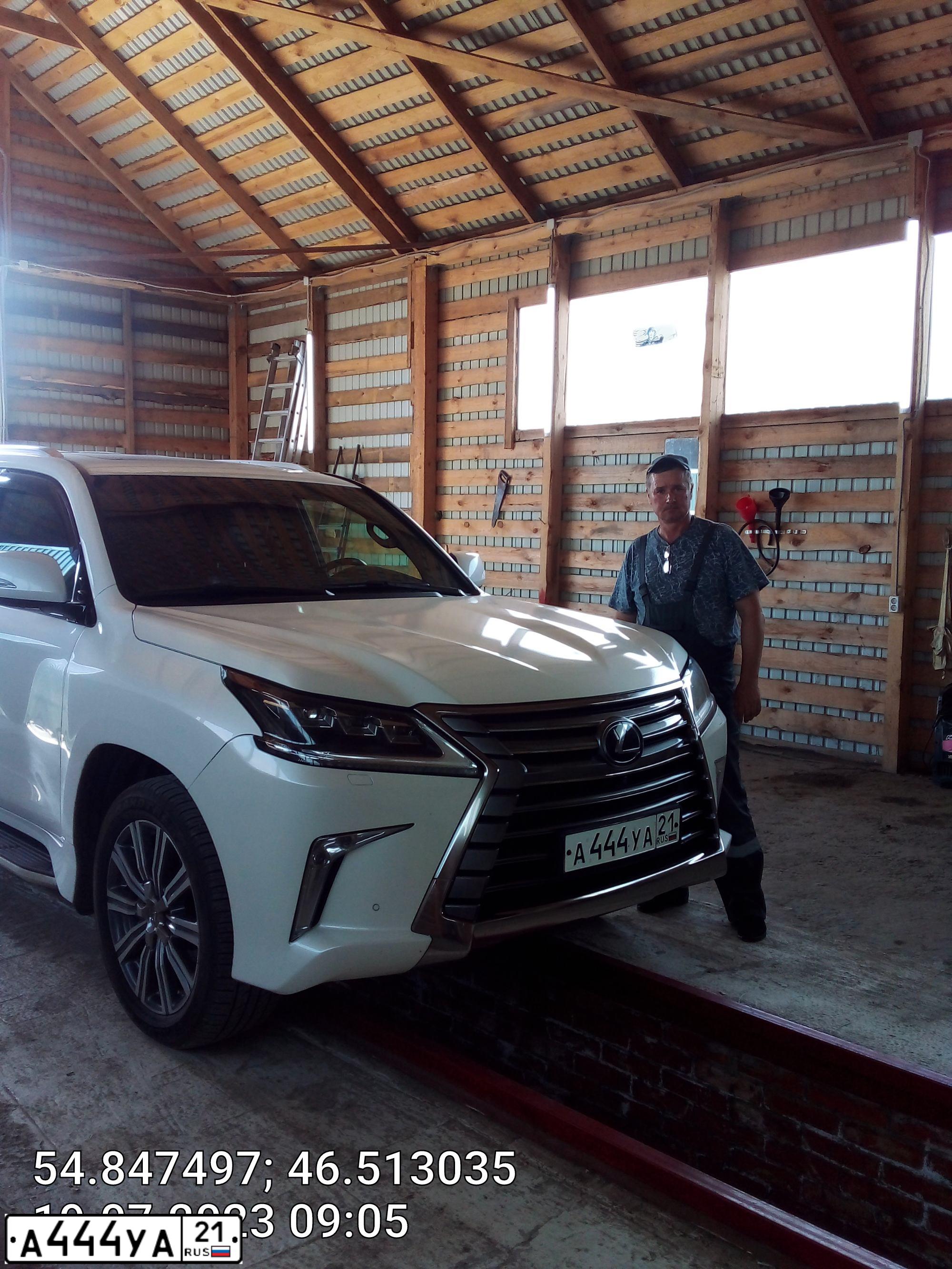Фото автомобиля LEXUS LX, 2016 — госномер М882ММ61. Цвет: БЕЛЫЙ