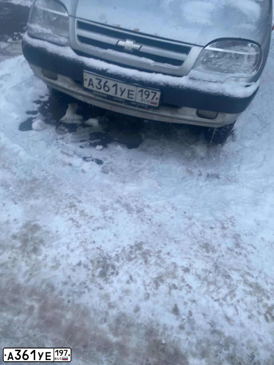Фото автомобиля CHEVROLET NIVA, 2003 — госномер Е102НУ177. Цвет: СЕРЫЙ СВЕТЛЫЙ