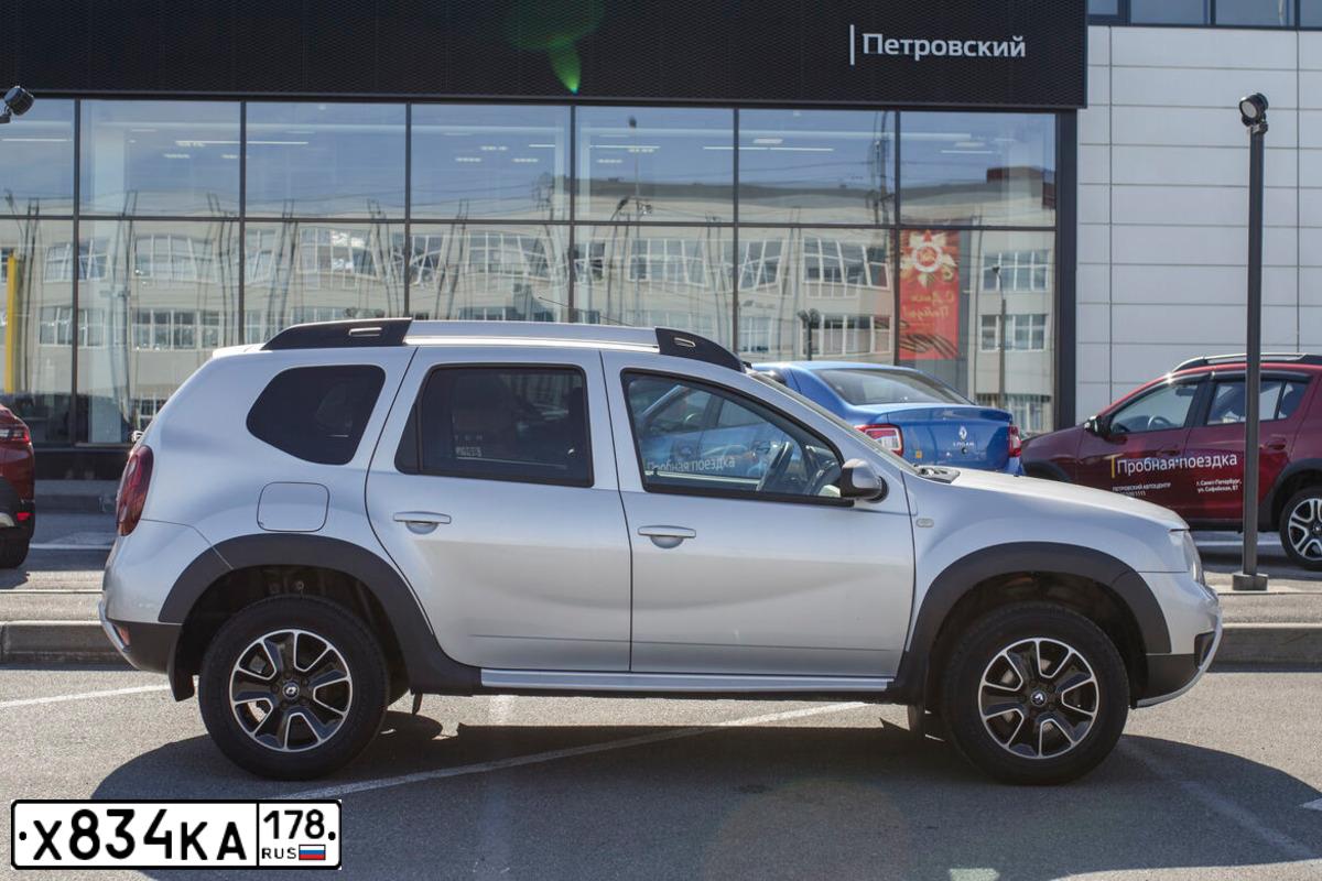 Фото автомобиля RENAULT DUSTER, 2017 — госномер У666РЕ47. Цвет: СВЕТЛО-СЕРЫЙ