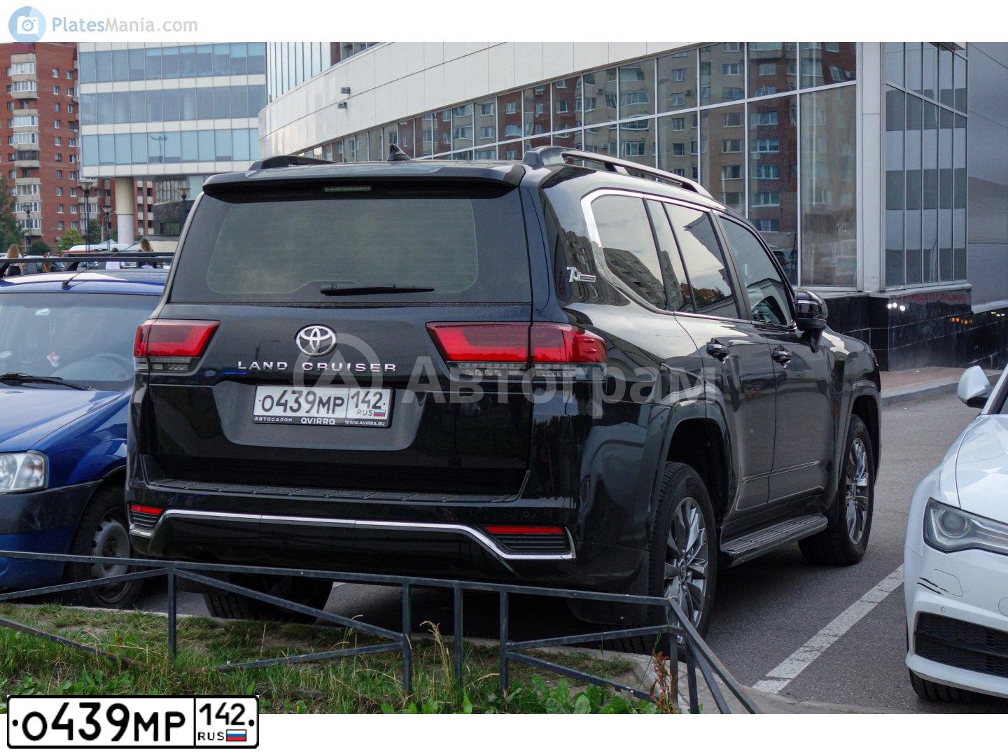 Фото автомобиля TOYOTA LAND CRUISER 300, 2021 — госномер О439МР142. Цвет: ЧЕРНЫЙ
