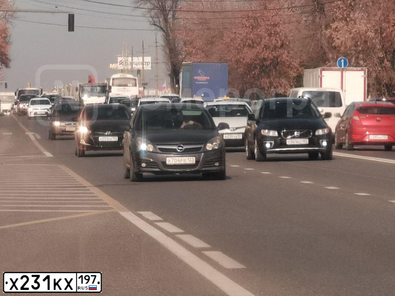 Фото автомобиля NISSAN QASHQAI, 2009 — госномер У555ОУ199. Цвет: Белый