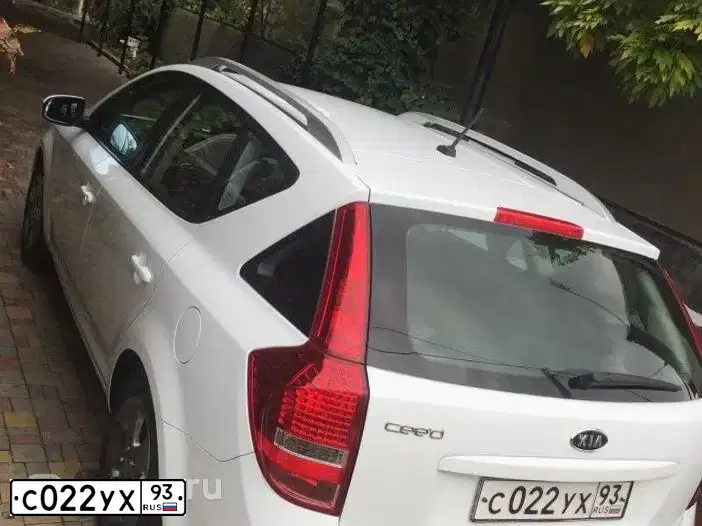 Фото автомобиля KIA CEED, 2011 — госномер Х076РР05. Цвет: Белый