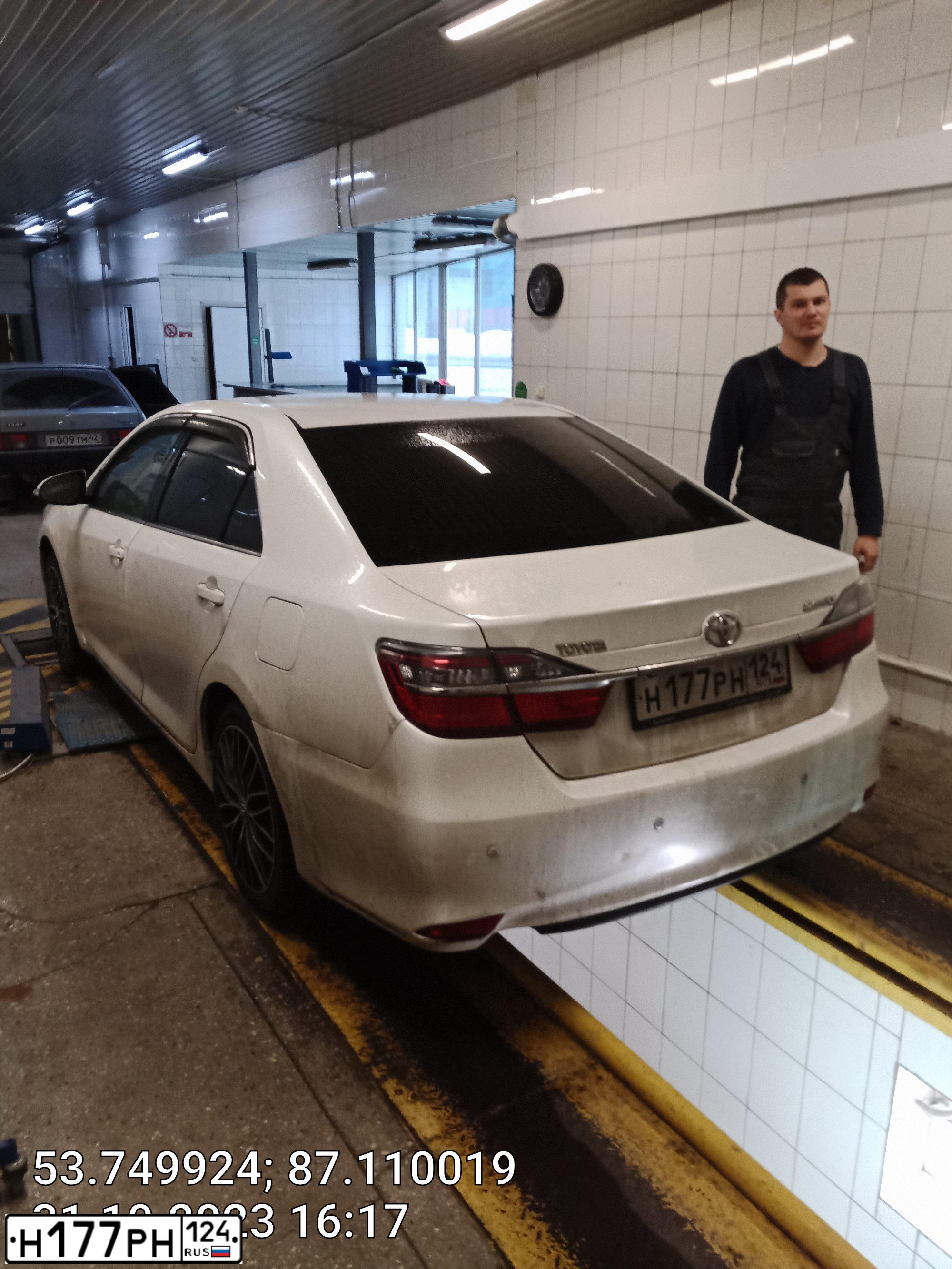 Фото автомобиля TOYOTA CAMRY, 2014 — госномер С471ОА142. Цвет: БЕЛЫЙ ПЕРЛАМУТР