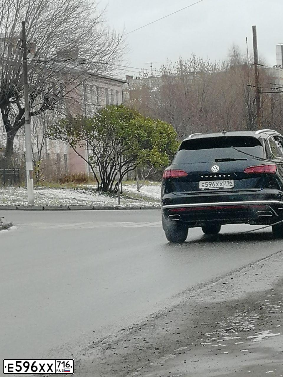 Фото автомобиля VOLKSWAGEN TOUAREG, 2020 — госномер Е596ХХ716. Цвет: ЧЕРНЫЙ