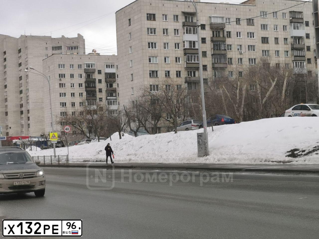 Фото автомобиля VOLKSWAGEN TIGUAN, 2013 — госномер В690ВТ180. Цвет: ЧЕРНЫЙ