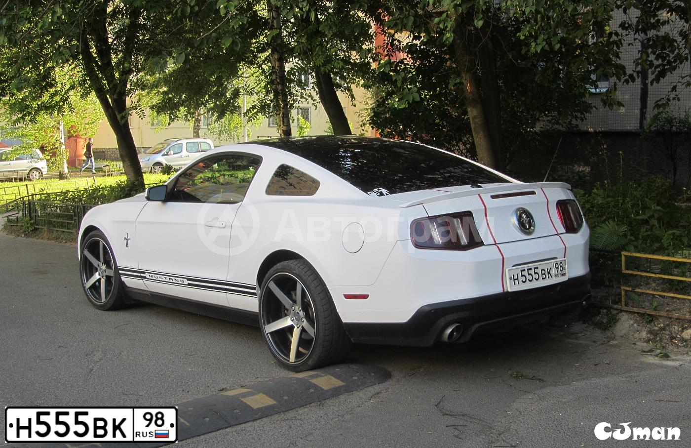 Фото автомобиля FORD MUSTANG, 2009 — госномер Н555ВК98. Цвет: Белый