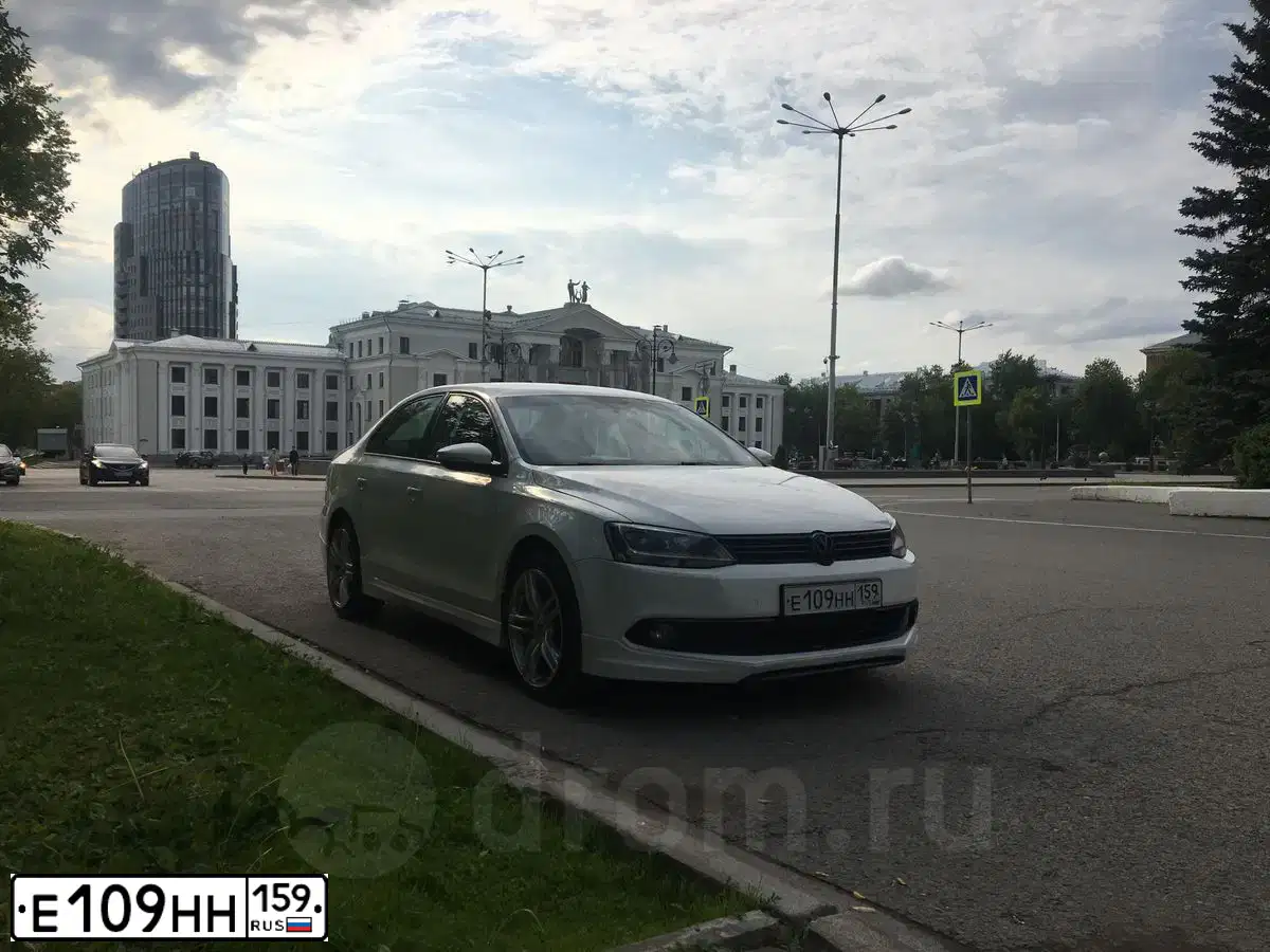 Фото автомобиля VOLKSWAGEN JETTA, 2014 — госномер Е109НН159. Цвет: Белый