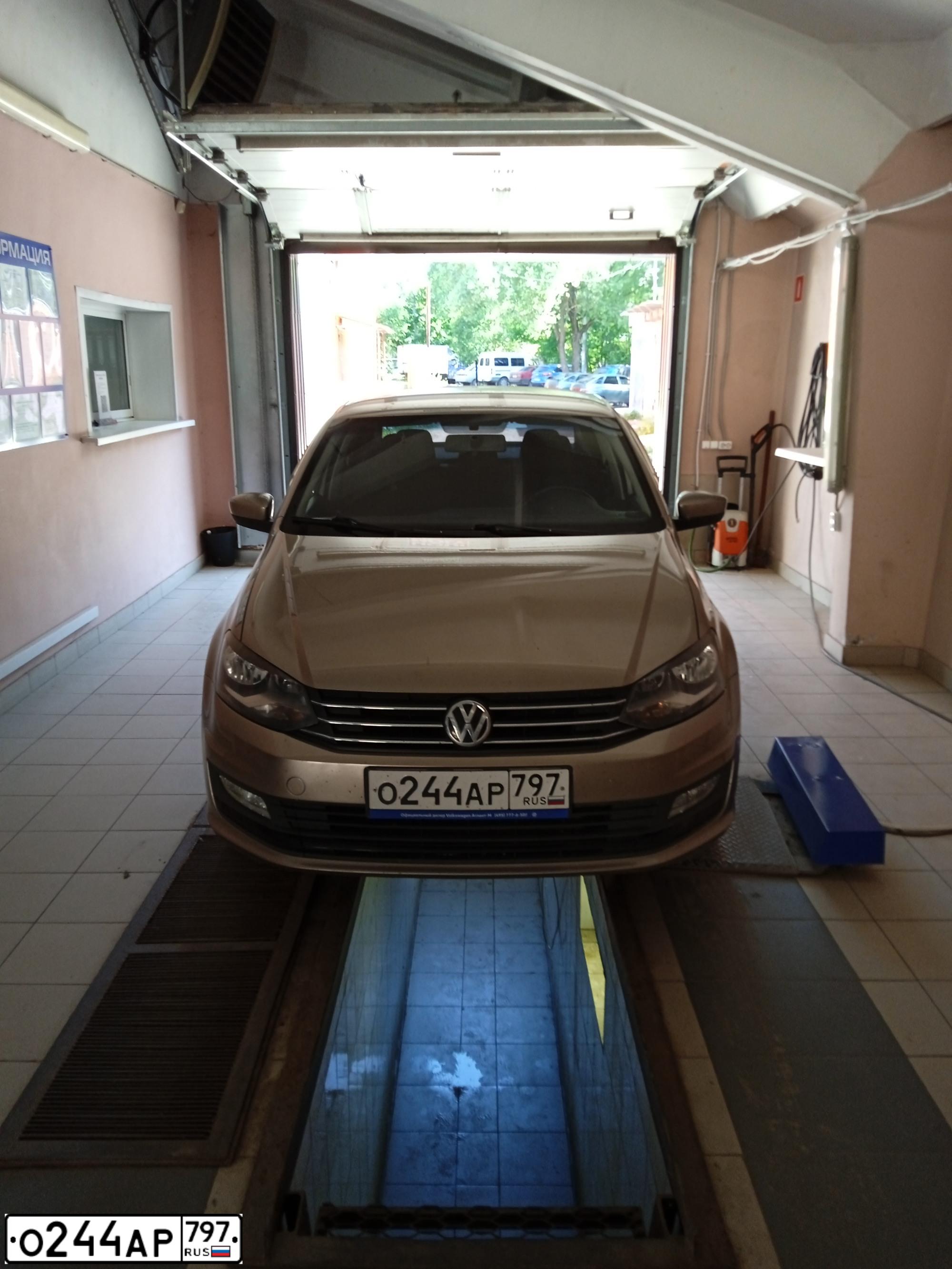 Фото автомобиля VOLKSWAGEN POLO, 2017 — госномер Р904ТМ33. Цвет: БЕЖЕВЫЙ