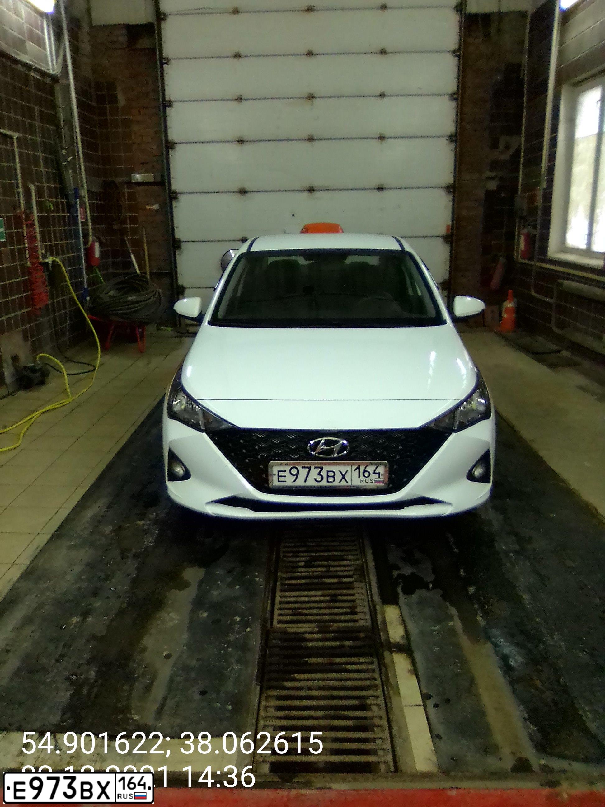 Фото автомобиля HYUNDAI SOLARIS, 2020 — госномер С651ММ05. Цвет: белый желтый серый
