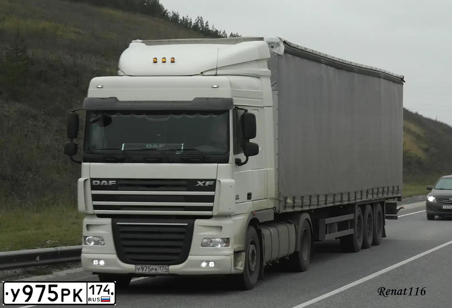 Фото автомобиля DAF XF 105 FT /4X2/, 2012 — госномер Е579АА774. Цвет: Белый