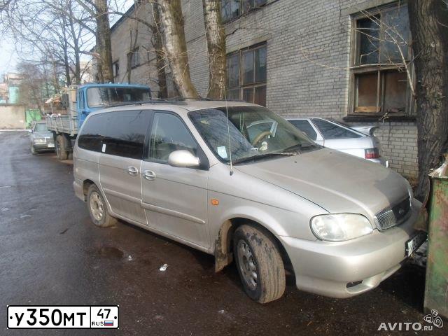 Фото автомобиля KIA CARENS, 2002 — госномер У350МТ47. Цвет: ПЕРЛАМУТР.-СЕРЕБРИСТЫЙ