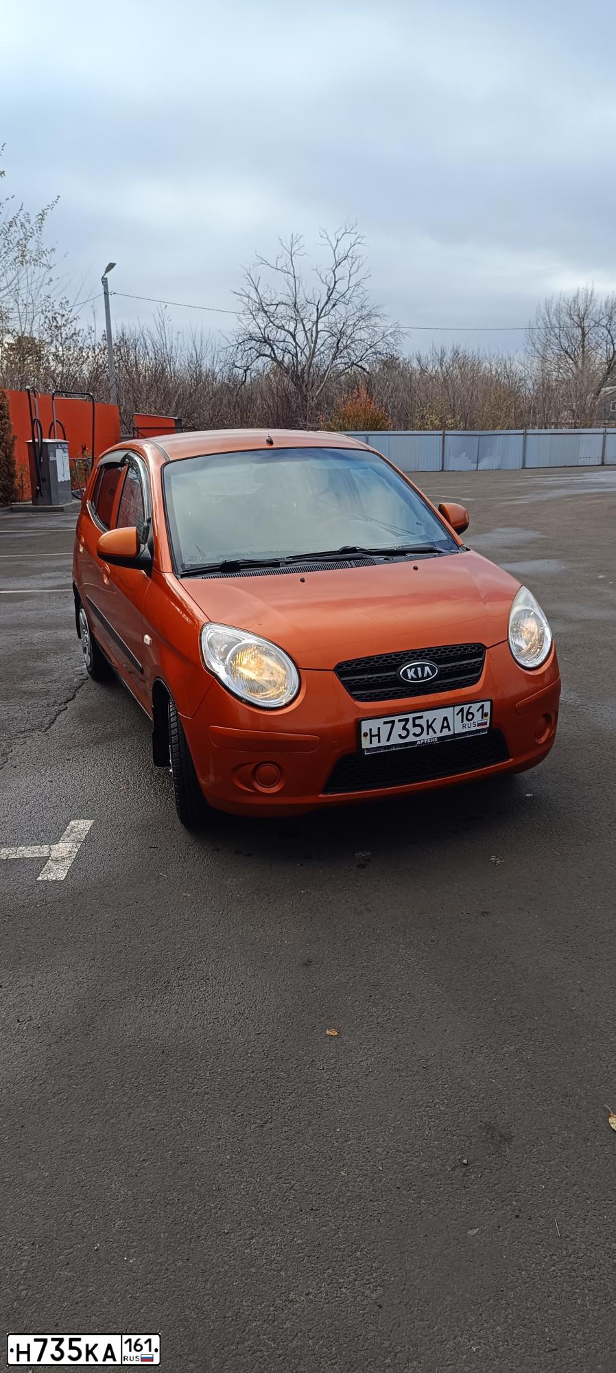 Фото автомобиля KIA PICANTO / MORNING, 2009 — госномер Н735КА161. Цвет: ОРАНЖЕВЫЙ