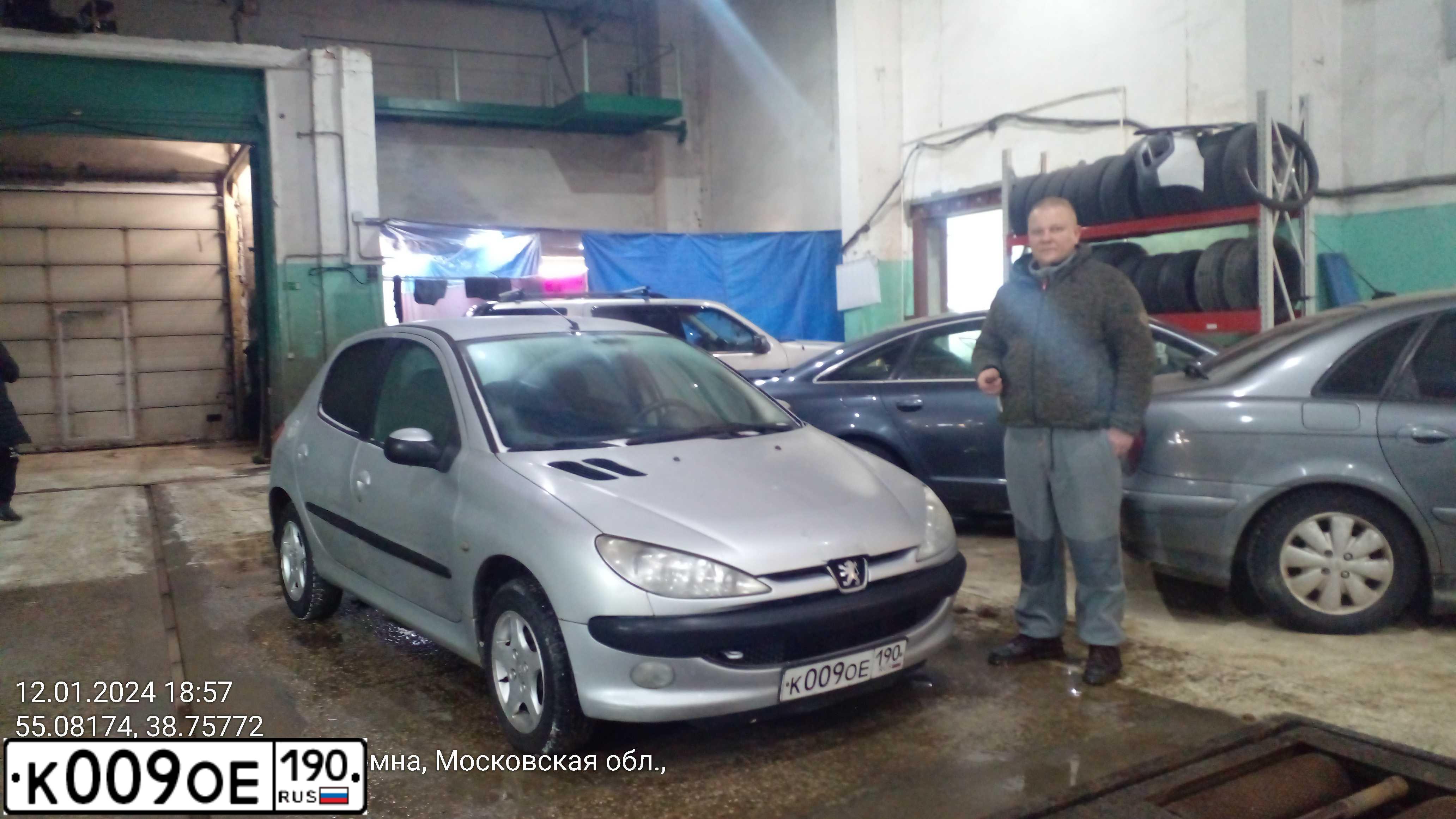 Фото автомобиля RENAULT CLIO, 2003 — госномер М710АТ134. Цвет: Серо-голубой