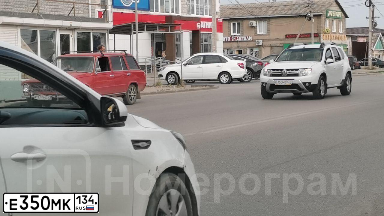 Фото автомобиля FORD FOCUS, 2011 — госномер М045ТХ126. Цвет: Серебристый