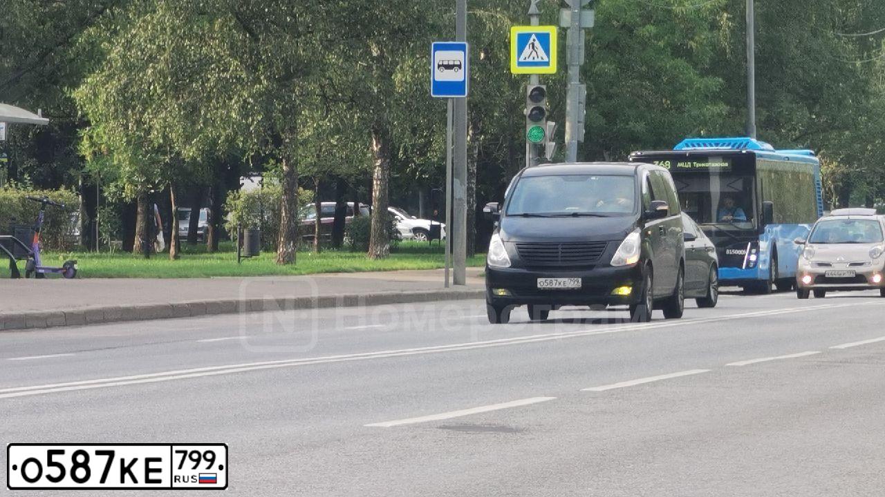 Фото автомобиля HYUNDAI GRAND STAREX, 2012 — госномер О587КЕ799. Цвет: ЧЕРНЫЙ