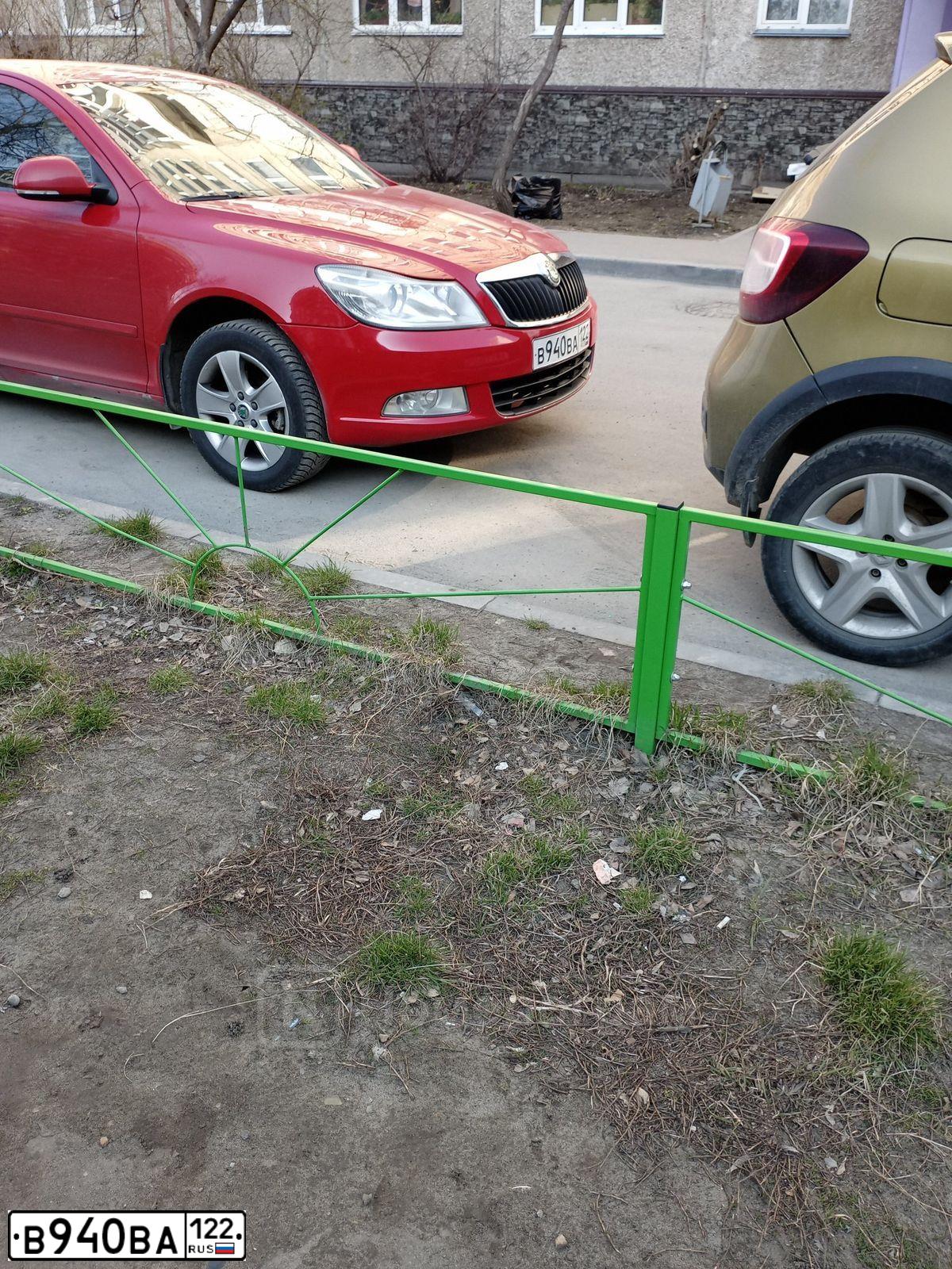Фото автомобиля SKODA OCTAVIA, 2012 — госномер В940ВА122. Цвет: Красный