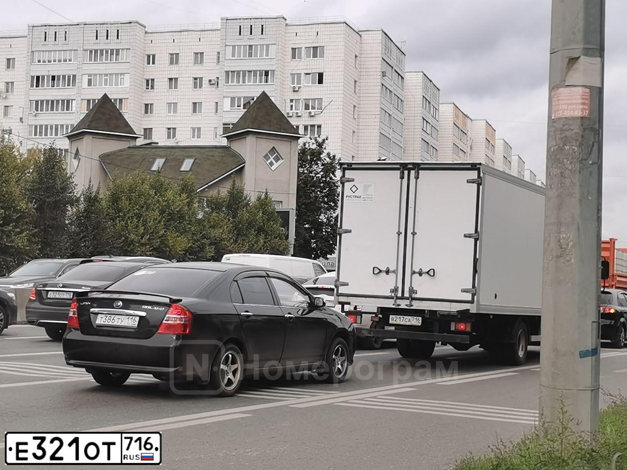 Фото автомобиля MERCEDES E-KLASSE, 2018 — госномер Е321ОТ716. Цвет: ЧЕРНЫЙ