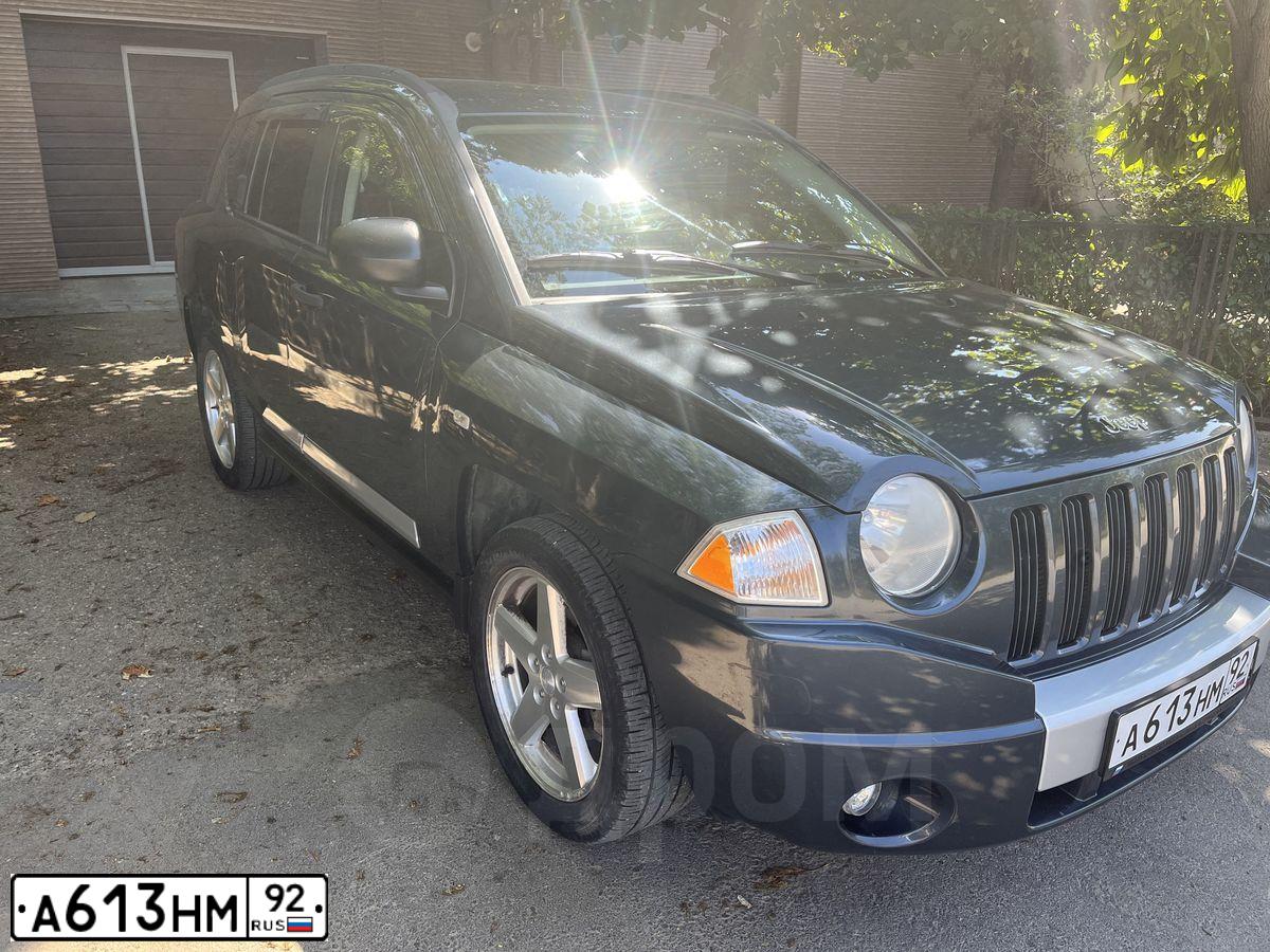 Фото автомобиля ДЖИП КОМПАСС, 2008 — госномер А613НМ92. Цвет: синий