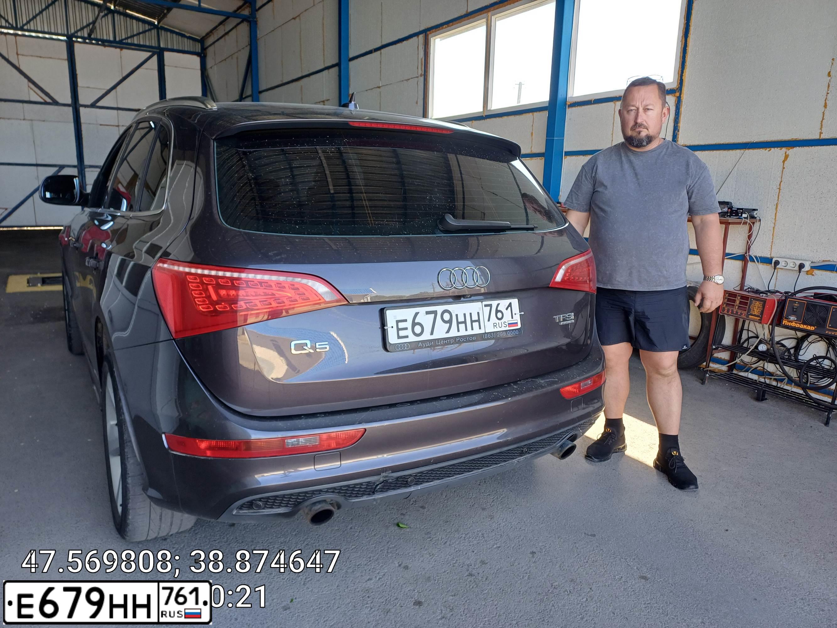 Фото автомобиля AUDI Q5, 2010 — госномер Е008КХ26. Цвет: СЕРО-СИРЕНЕВЫЙ