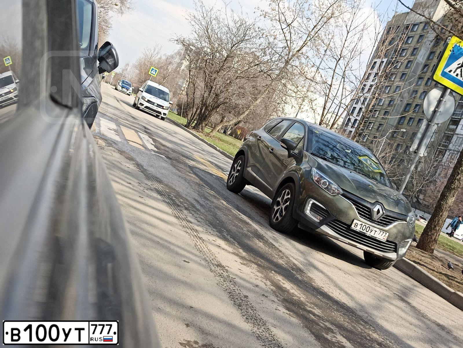 Фото автомобиля RENAULT KAPTUR, 2016 — госномер В100УТ777. Цвет: Зеленый черный 