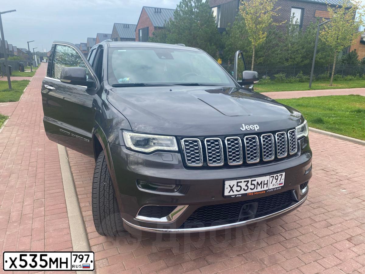 Фото автомобиля JEEP GRAND CHEROKEE, 2017 — госномер Р975РТ198. Цвет: СЕРЫЙ