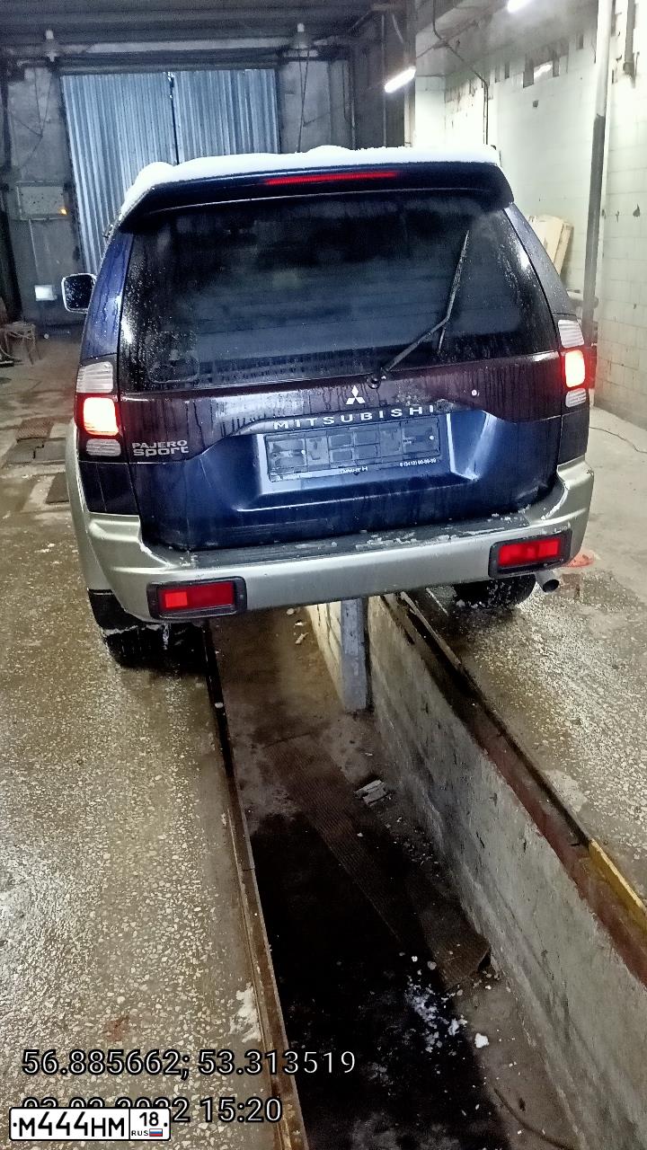Фото автомобиля MITSUBISHI PAJERO SPORT, 2004 — госномер М444НМ18. Цвет: Темно-синий