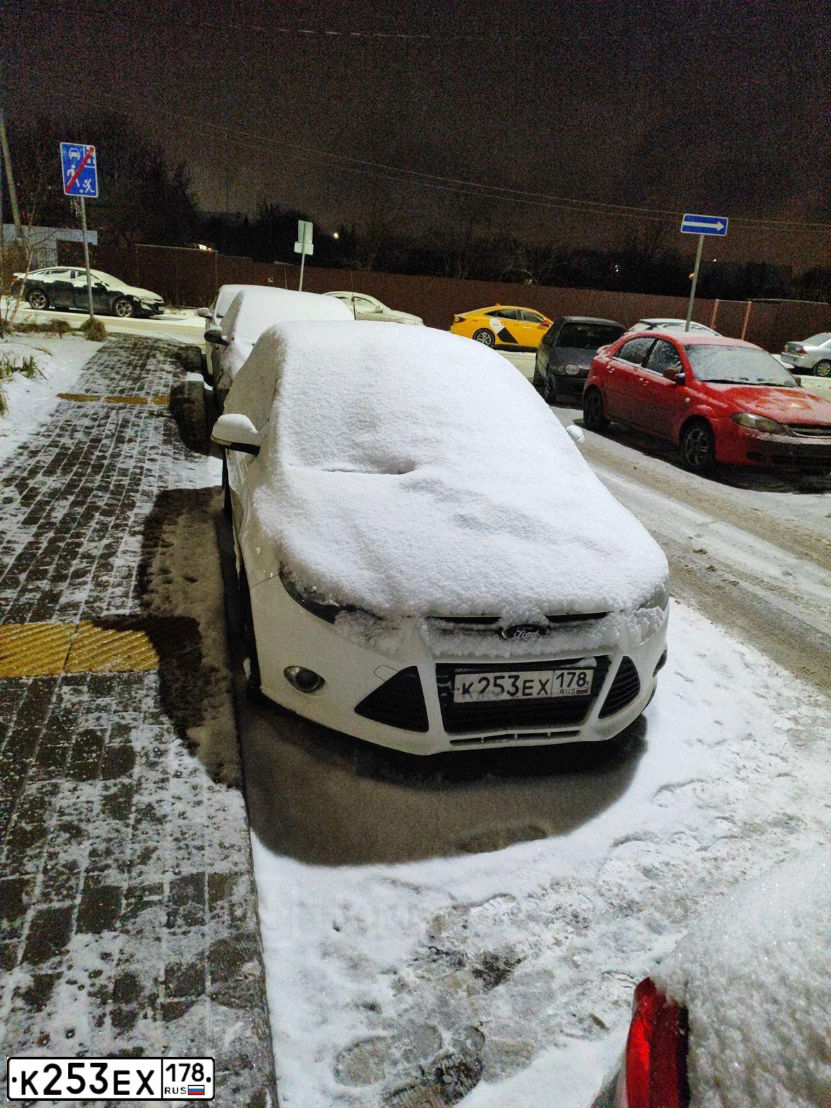 Фото автомобиля FORD FOCUS, 2011 — госномер К253ЕХ178. Цвет: БЕЛЫЙ