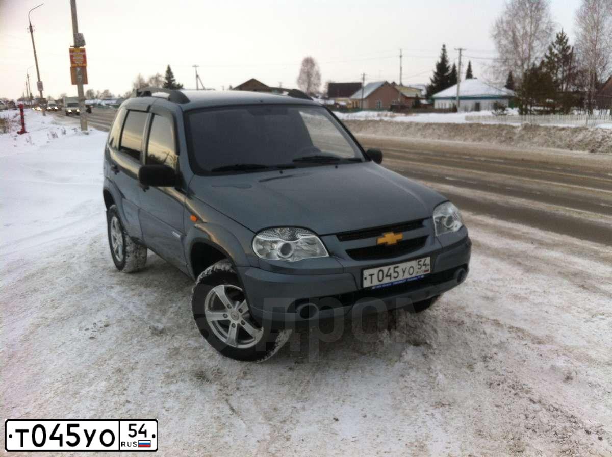 Фото автомобиля CHEVROLET NIVA, 2009 — госномер Т045УО54. Цвет: ТЕМНО-СЕРЫЙ МЕТАЛЛИК