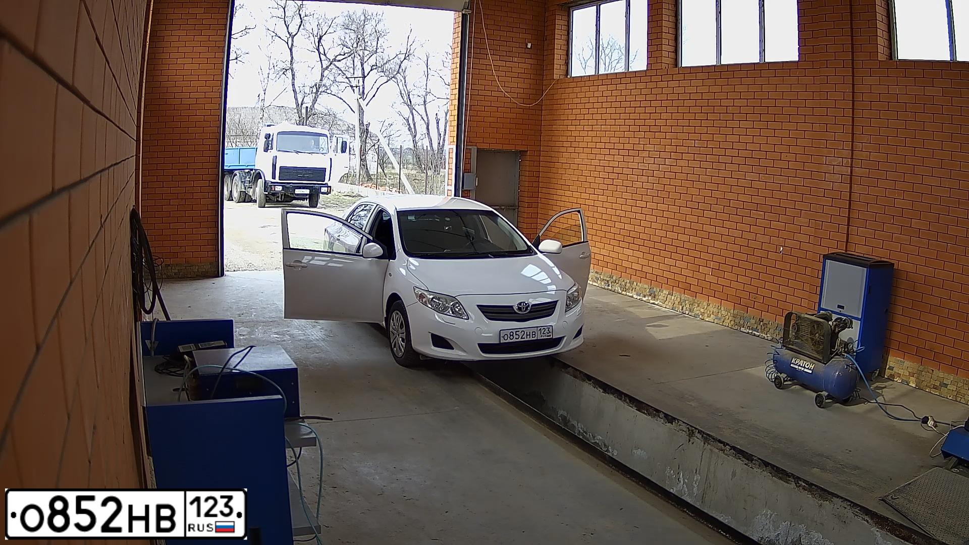 Фото автомобиля TOYOTA COROLLA, 2008 — госномер О852НВ123. Цвет: Белый