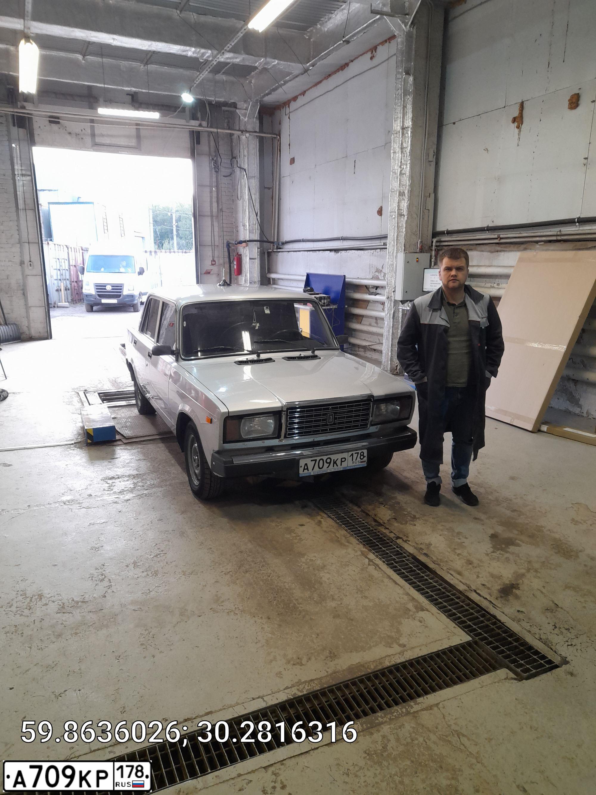 Фото автомобиля LADA 2107, 2010 — госномер А709КР178. Цвет: СВЕТЛО-СЕРЕБРИСТЫЙ МЕТАЛЛ
