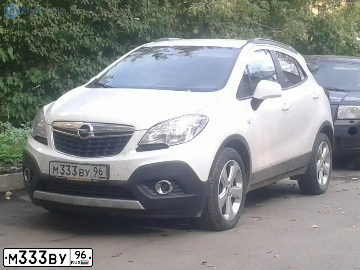 Фото автомобиля OPEL MOKKA, 2013 — госномер М333ВУ96. Цвет: БЕЛЫЙ