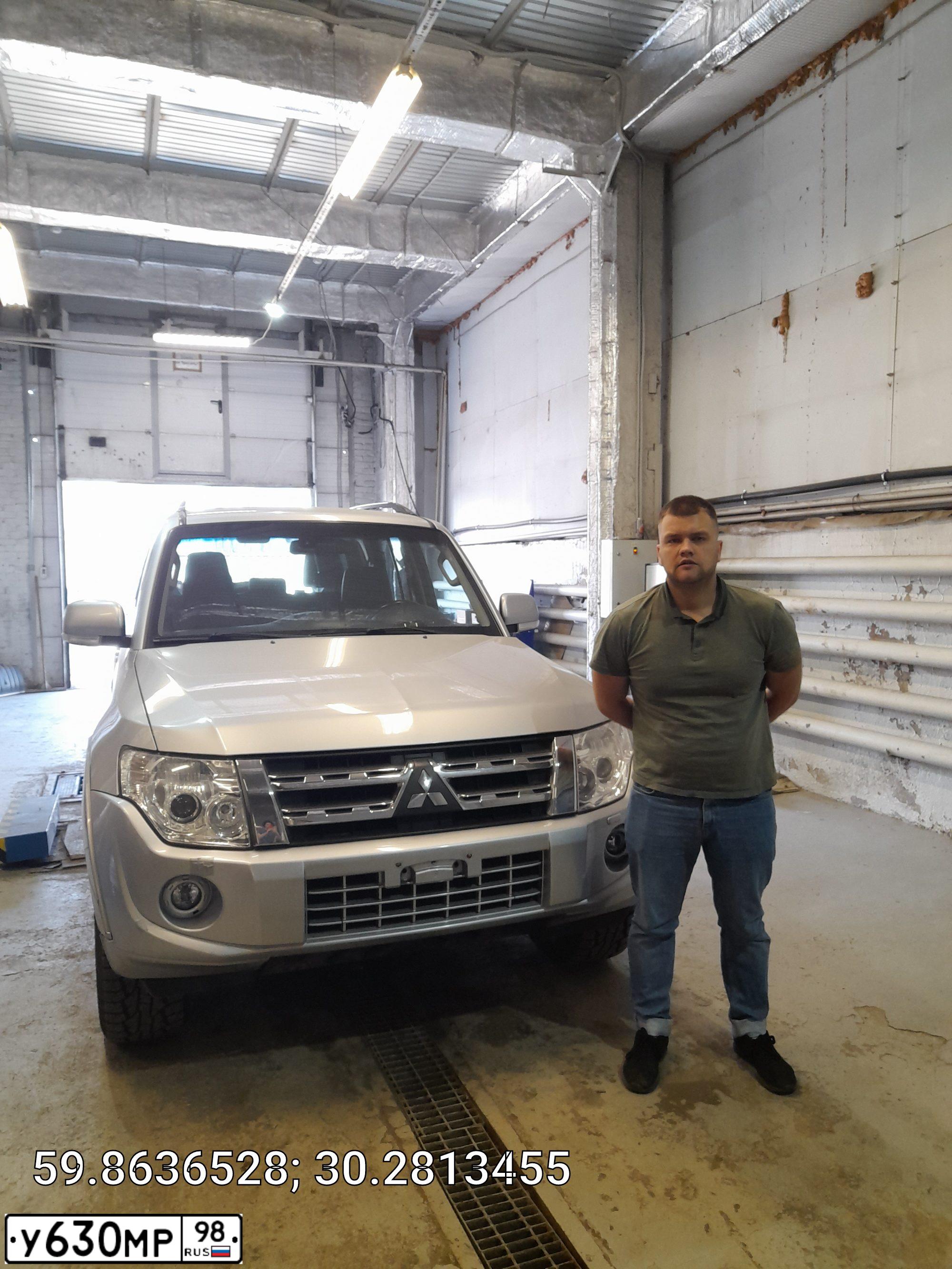 Фото автомобиля MITSUBISHI PAJERO, 2012 — госномер С600АР198. Цвет: Серебристый
